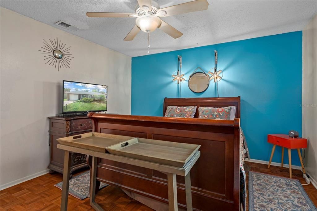 For Sale: $309,900 (2 beds, 1 baths, 1078 Square Feet)