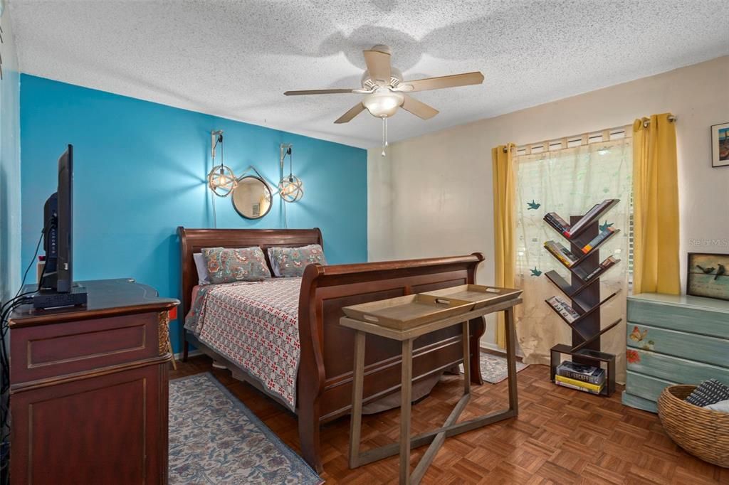 For Sale: $309,900 (2 beds, 1 baths, 1078 Square Feet)