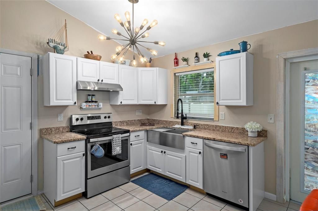 For Sale: $309,900 (2 beds, 1 baths, 1078 Square Feet)