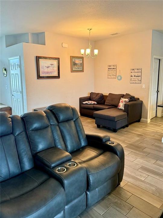 En Venta: $596,000 (5 camas, 3 baños, 2531 Pies cuadrados)