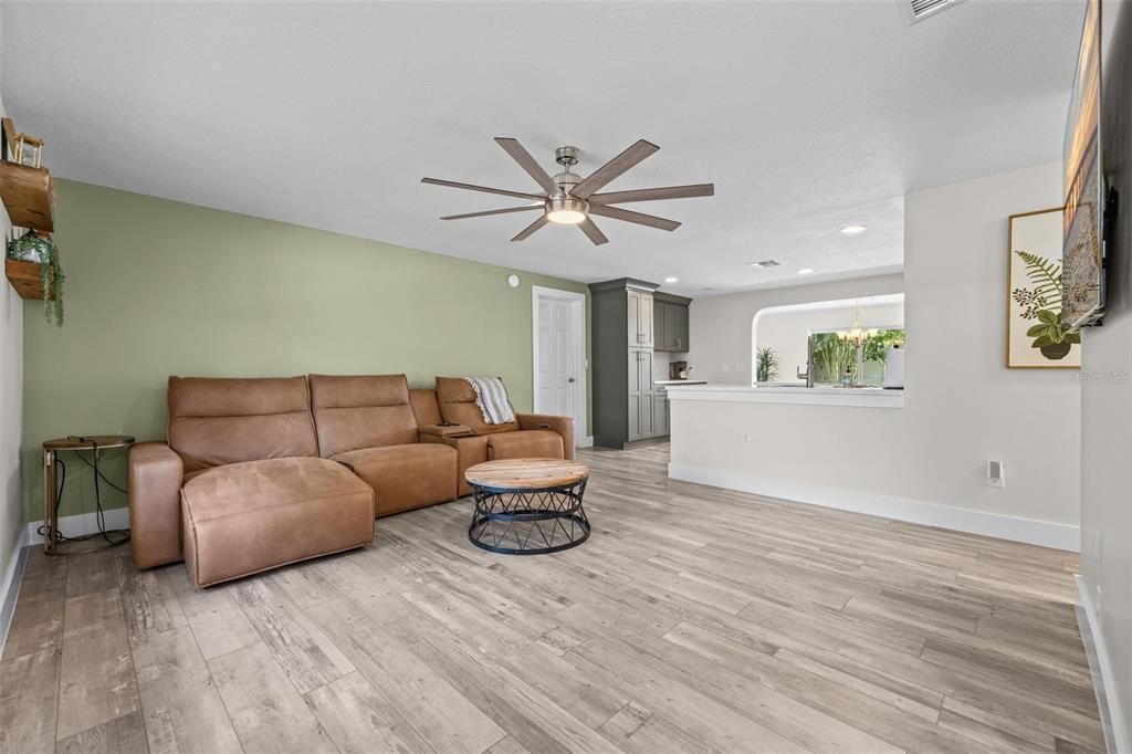 En Venta: $429,000 (3 camas, 2 baños, 1299 Pies cuadrados)