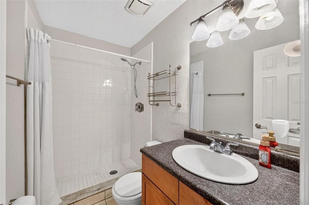 На продажу: $189,900 (2 спален, 2 ванн, 953 Квадратных фут)