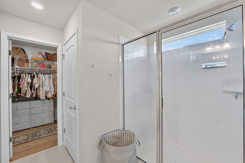 En Venta: $650,000 (5 camas, 3 baños, 2615 Pies cuadrados)