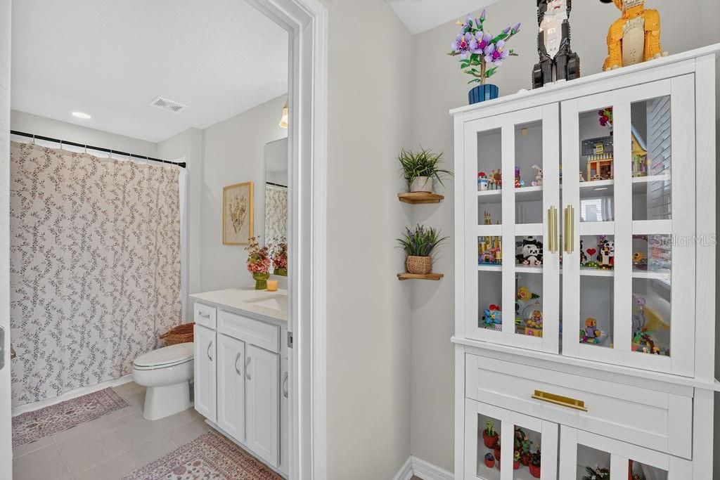 En Venta: $650,000 (5 camas, 3 baños, 2615 Pies cuadrados)