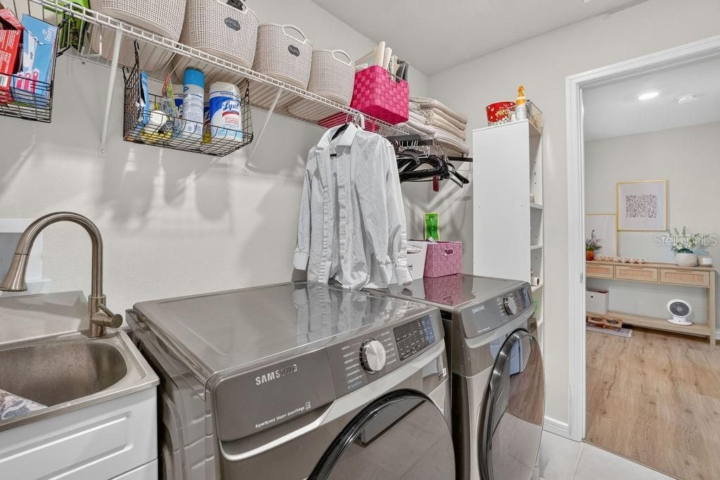 En Venta: $650,000 (5 camas, 3 baños, 2615 Pies cuadrados)
