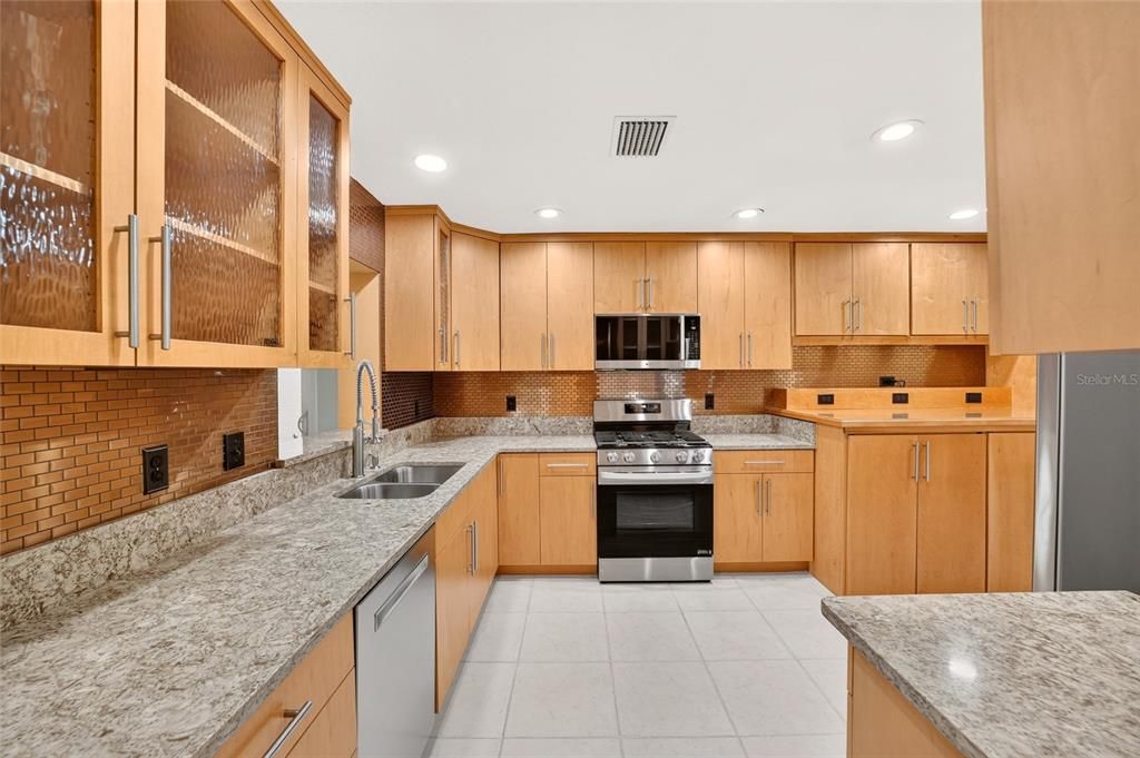 На продажу: $329,000 (3 спален, 2 ванн, 1847 Квадратных фут)