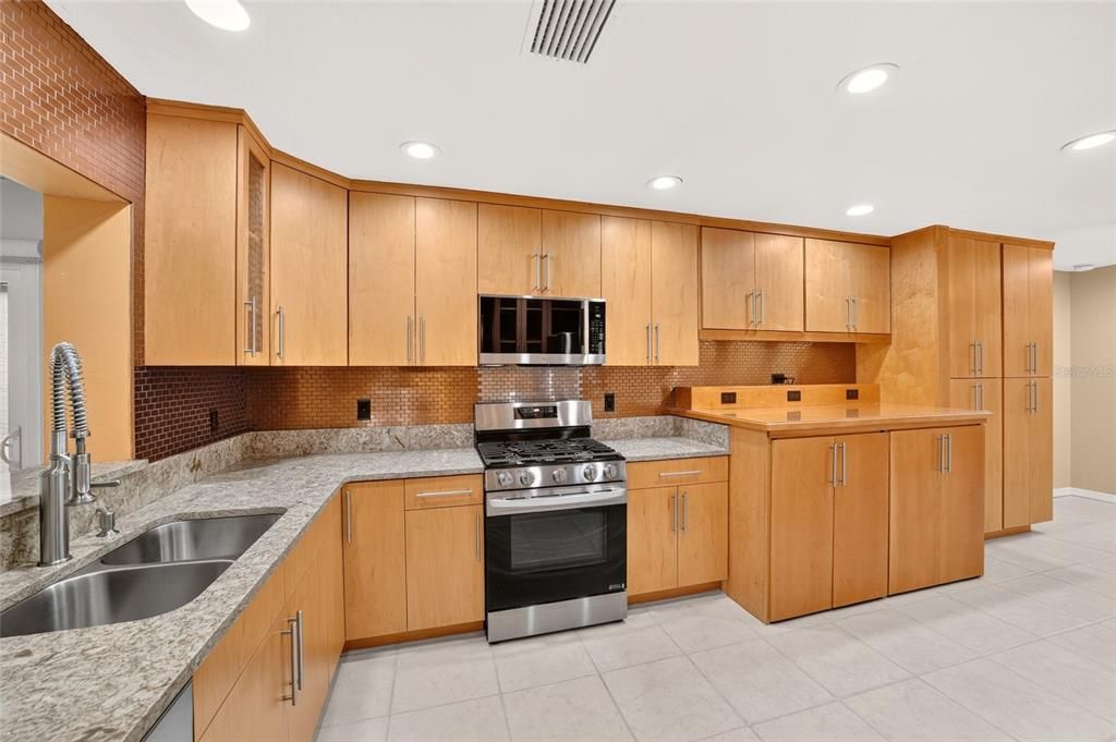 На продажу: $329,000 (3 спален, 2 ванн, 1847 Квадратных фут)
