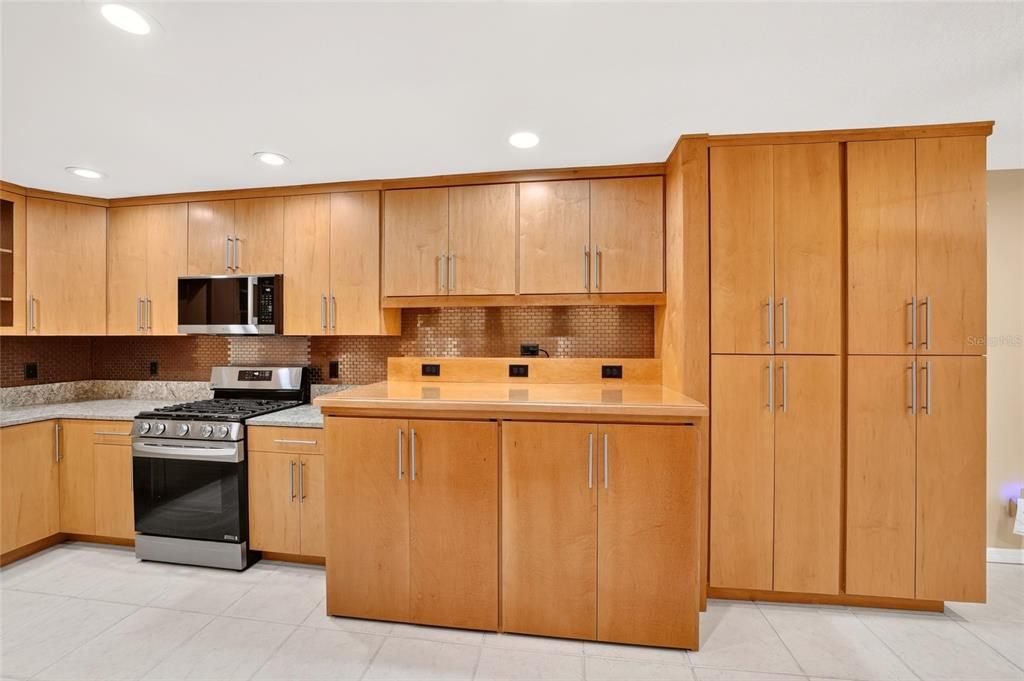 На продажу: $329,000 (3 спален, 2 ванн, 1847 Квадратных фут)