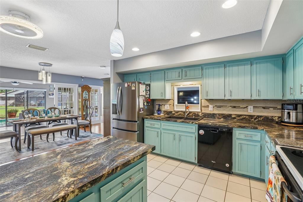 For Sale: $435,000 (2 beds, 2 baths, 2205 Square Feet)