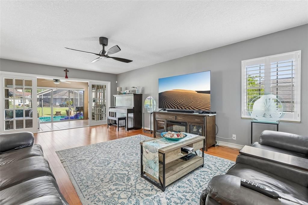 For Sale: $435,000 (2 beds, 2 baths, 2205 Square Feet)