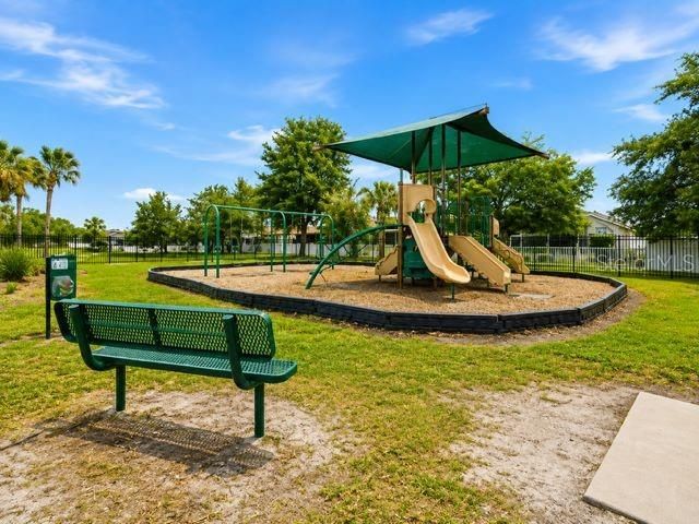 For Rent: $2,400 (4 beds, 2 baths, 1952 Square Feet)