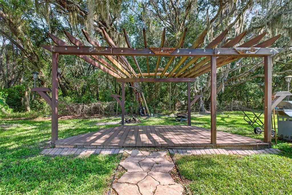 For Rent: $2,400 (4 beds, 2 baths, 1952 Square Feet)