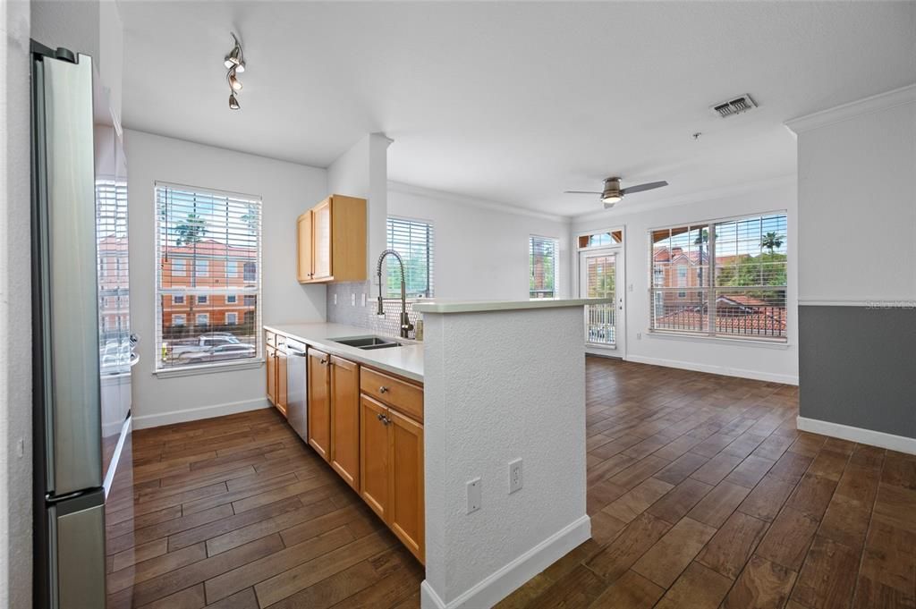 For Rent: $1,950 (1 beds, 1 baths, 780 Square Feet)