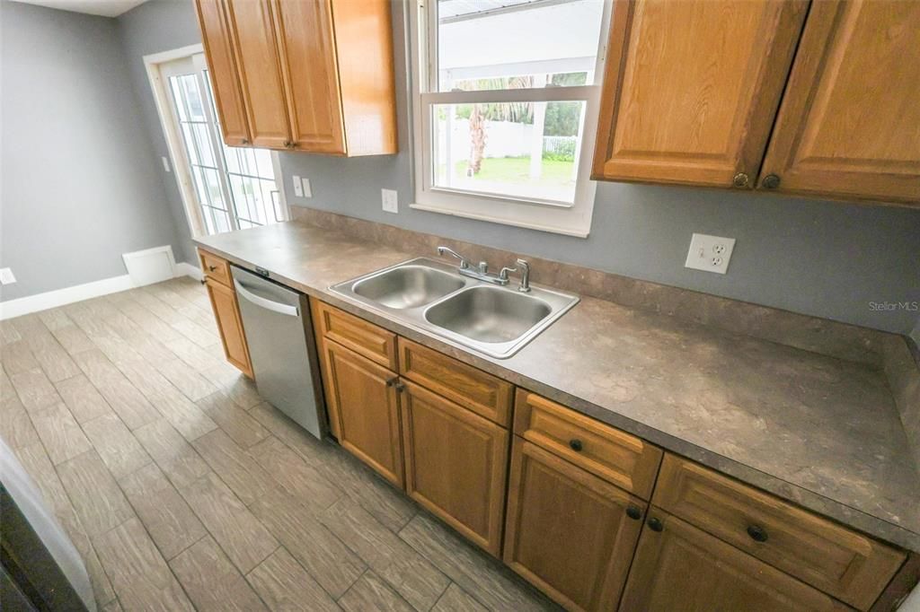For Rent: $2,800 (2 beds, 2 baths, 910 Square Feet)