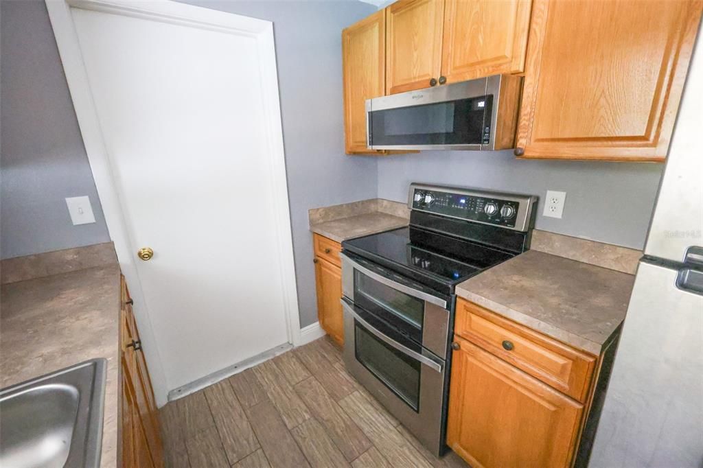 For Rent: $2,800 (2 beds, 2 baths, 910 Square Feet)