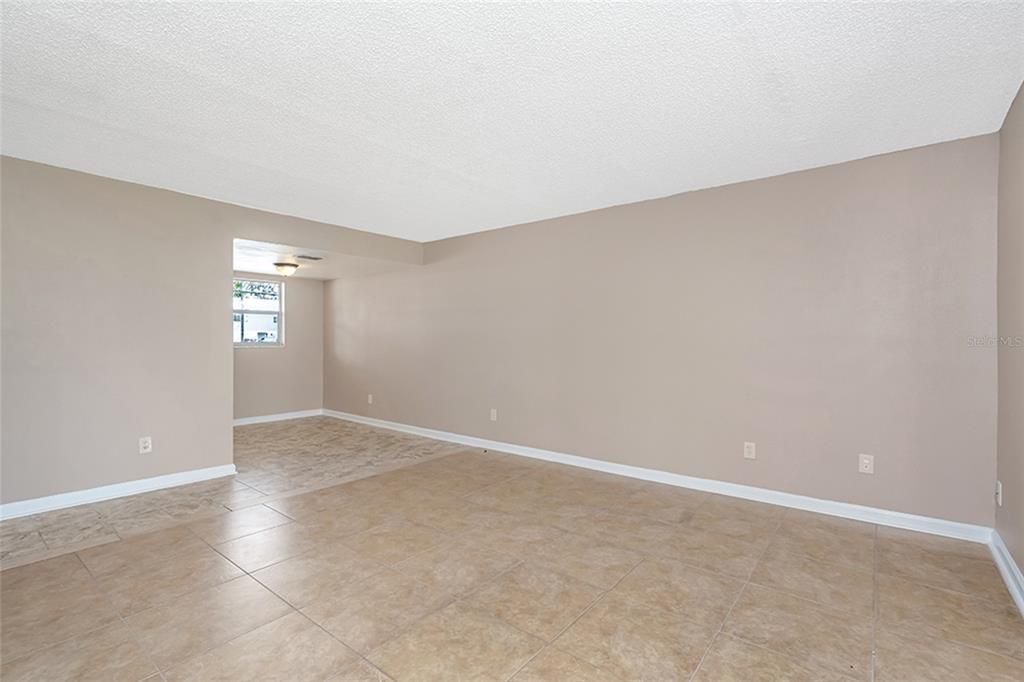 For Sale: $100,000 (2 beds, 1 baths, 720 Square Feet)
