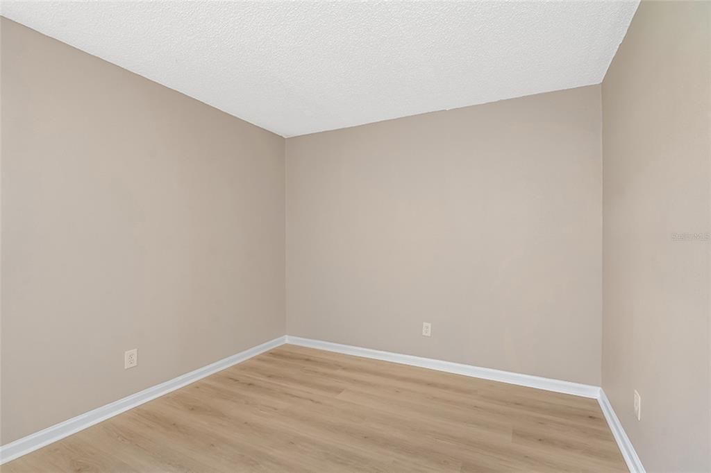 For Sale: $100,000 (2 beds, 1 baths, 720 Square Feet)