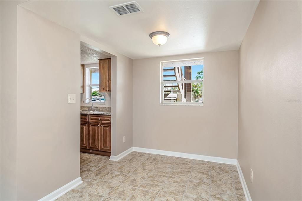For Sale: $100,000 (2 beds, 1 baths, 720 Square Feet)