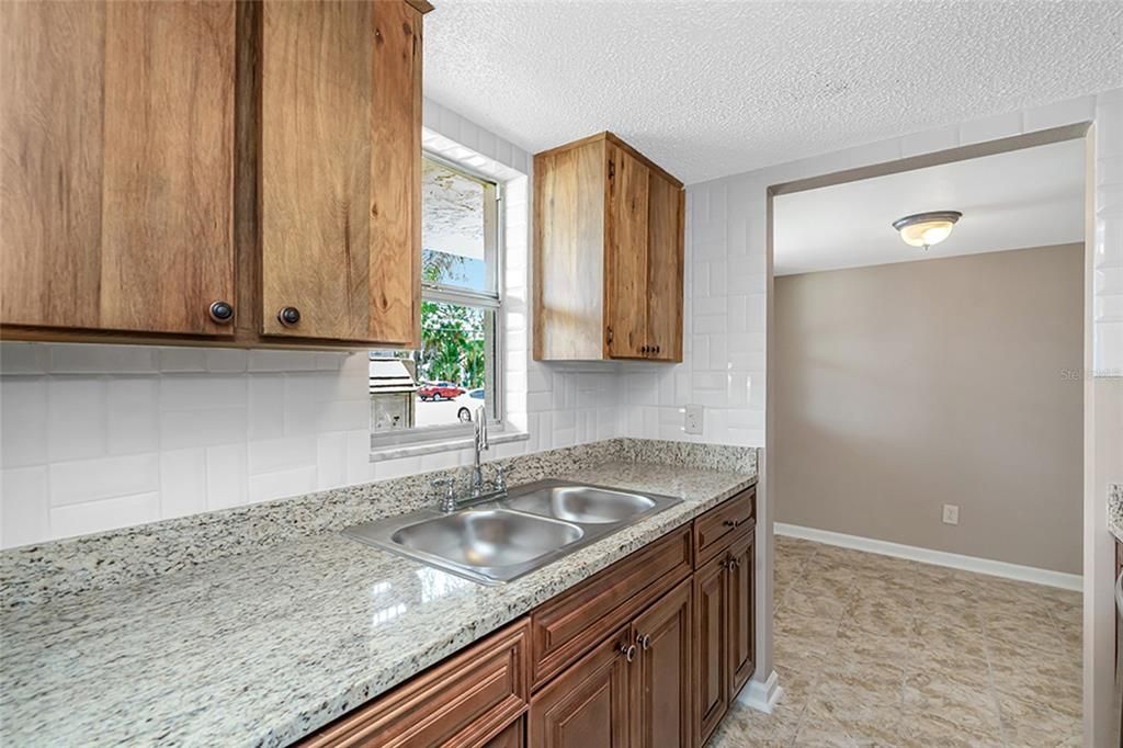 For Sale: $100,000 (2 beds, 1 baths, 720 Square Feet)