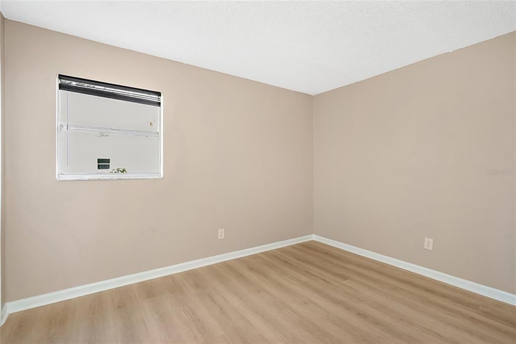 For Sale: $100,000 (2 beds, 1 baths, 720 Square Feet)