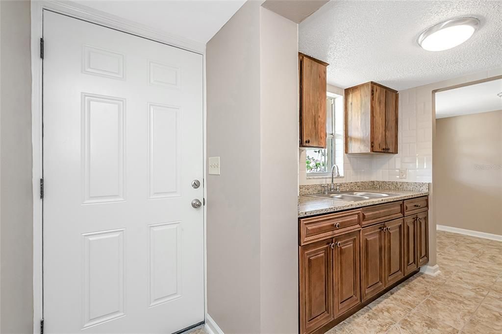 For Sale: $100,000 (2 beds, 1 baths, 720 Square Feet)