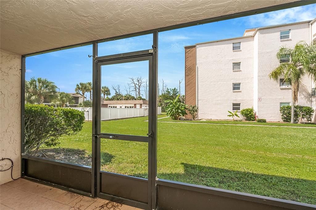 For Sale: $100,000 (2 beds, 1 baths, 720 Square Feet)