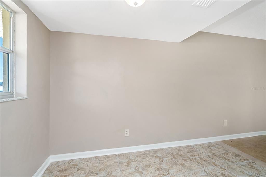 For Sale: $100,000 (2 beds, 1 baths, 720 Square Feet)