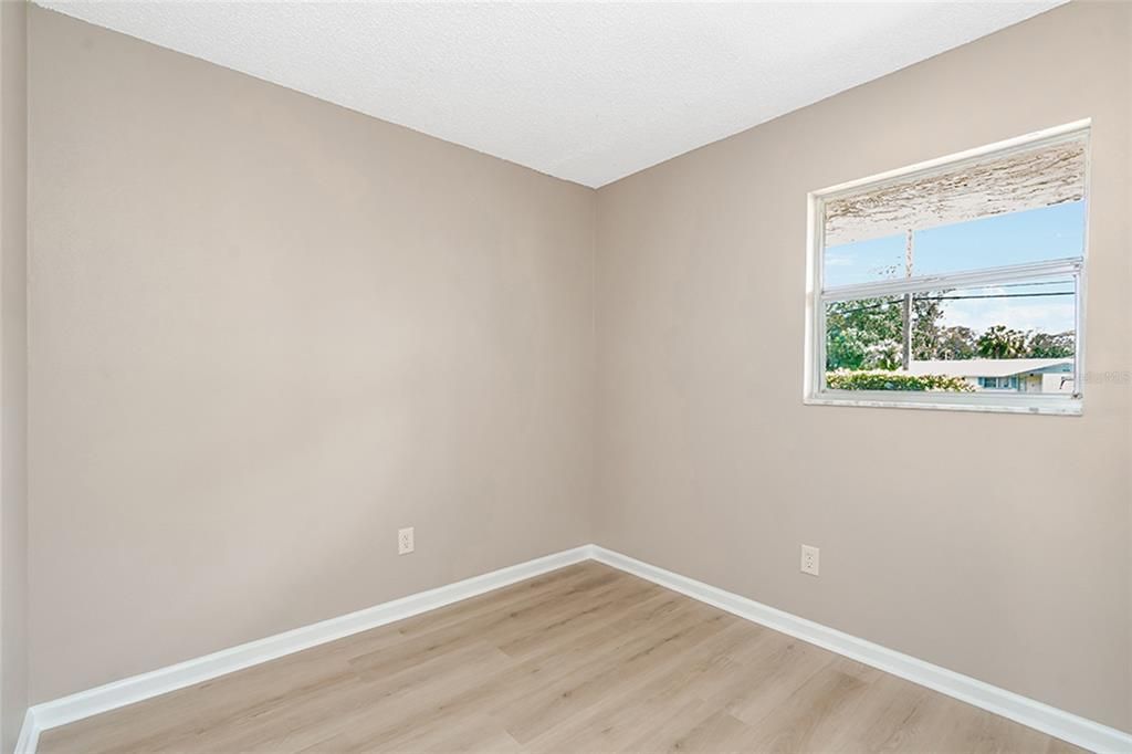 For Sale: $100,000 (2 beds, 1 baths, 720 Square Feet)