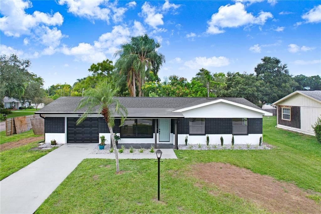 For Sale: $400,000 (3 beds, 2 baths, 1241 Square Feet)