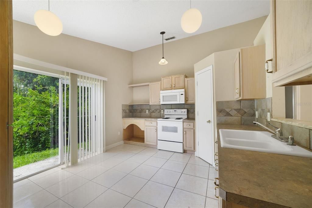 For Sale: $325,000 (3 beds, 2 baths, 1303 Square Feet)