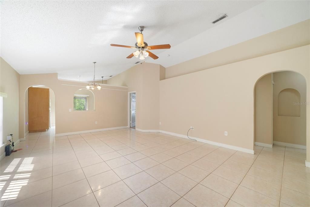 For Sale: $325,000 (3 beds, 2 baths, 1303 Square Feet)