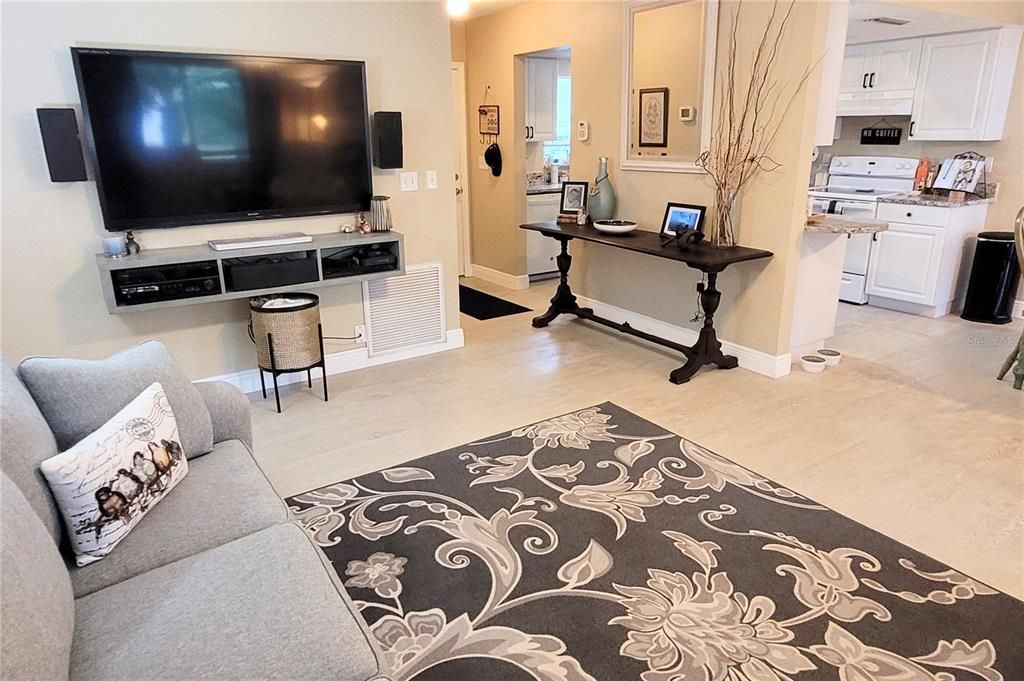 Active With Contract: $335,000 (3 beds, 2 baths, 1143 Square Feet)