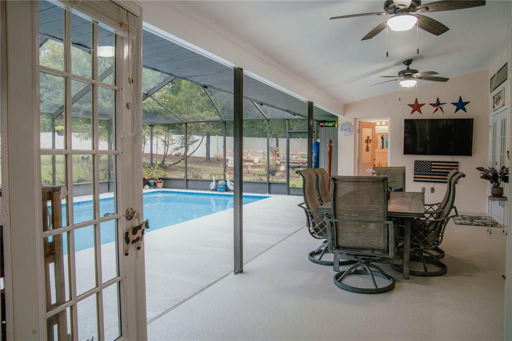 For Sale: $469,000 (3 beds, 3 baths, 1947 Square Feet)