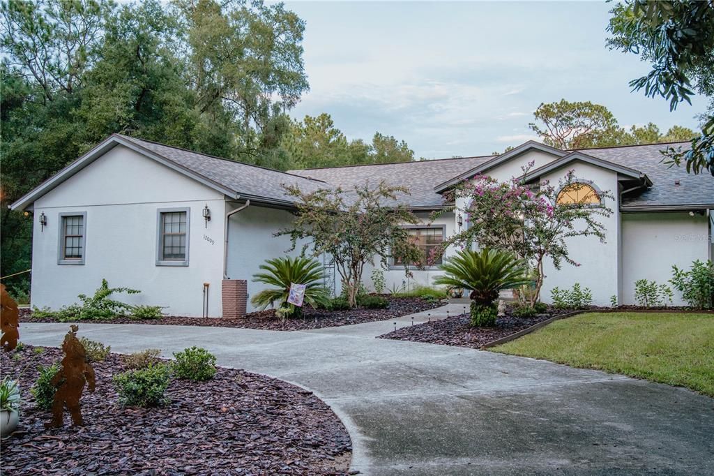 For Sale: $469,000 (3 beds, 3 baths, 1947 Square Feet)
