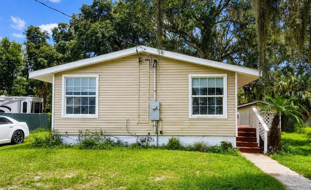 For Sale: $210,000 (2 beds, 1 baths, 864 Square Feet)