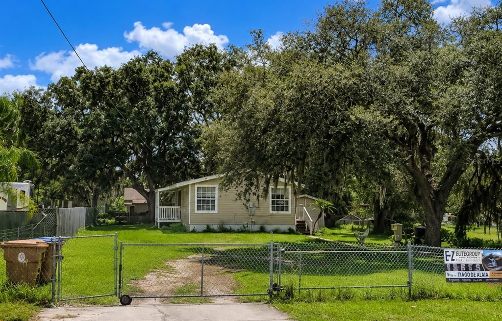 For Sale: $210,000 (2 beds, 1 baths, 864 Square Feet)