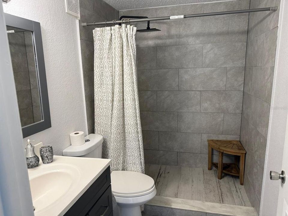 For Sale: $210,000 (2 beds, 1 baths, 864 Square Feet)