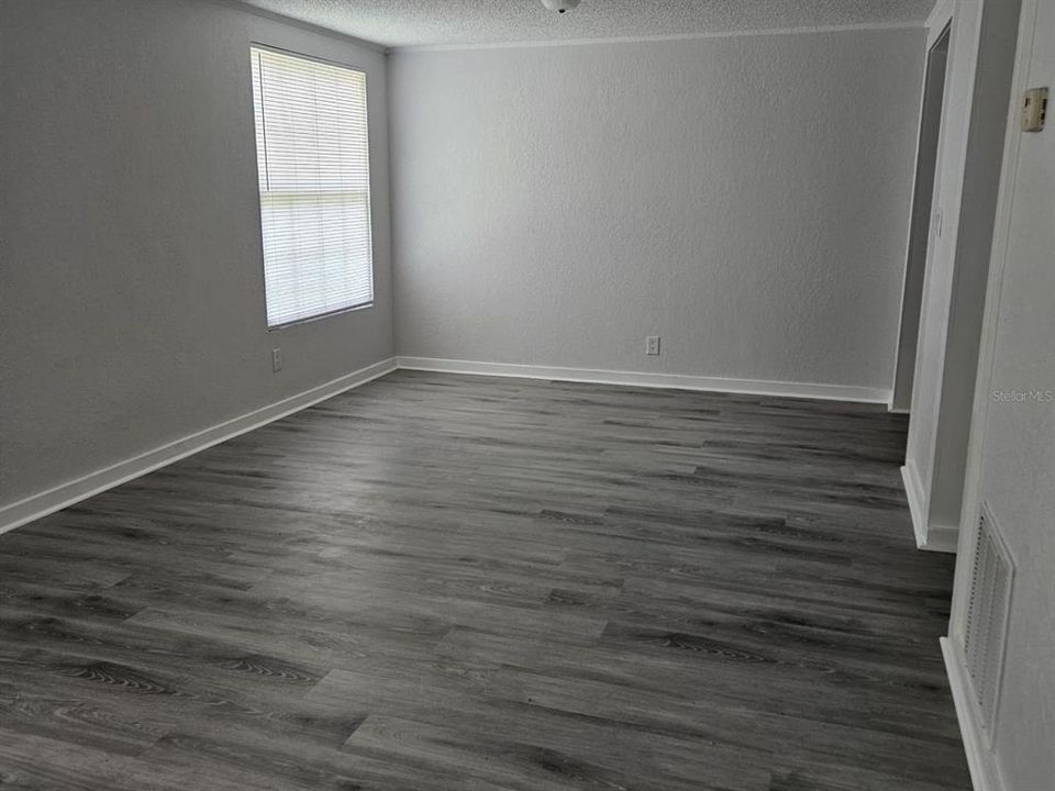 For Sale: $210,000 (2 beds, 1 baths, 864 Square Feet)