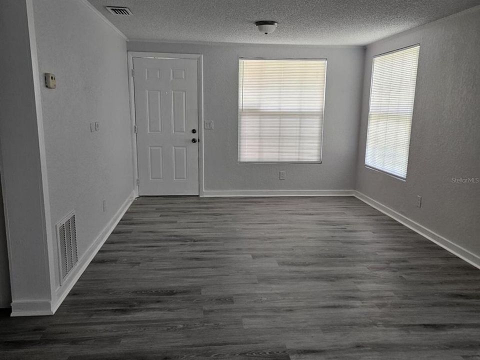 For Sale: $210,000 (2 beds, 1 baths, 864 Square Feet)