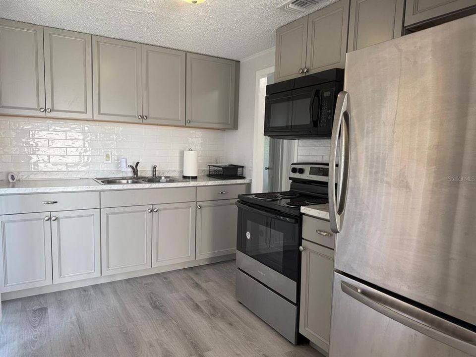 For Sale: $210,000 (2 beds, 1 baths, 864 Square Feet)