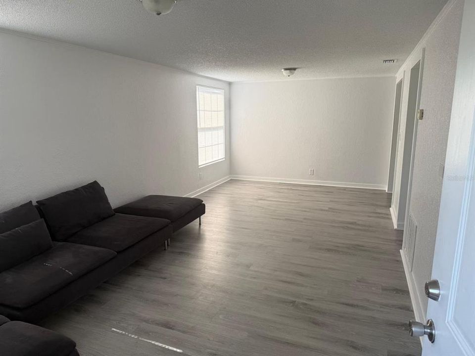 For Sale: $210,000 (2 beds, 1 baths, 864 Square Feet)