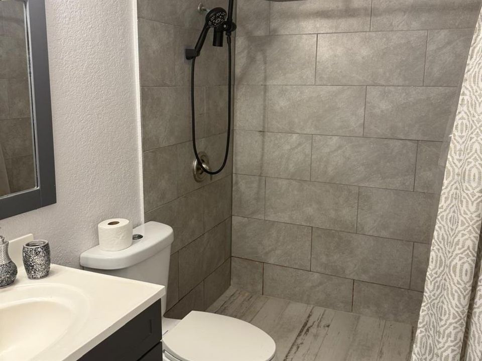 For Sale: $210,000 (2 beds, 1 baths, 864 Square Feet)