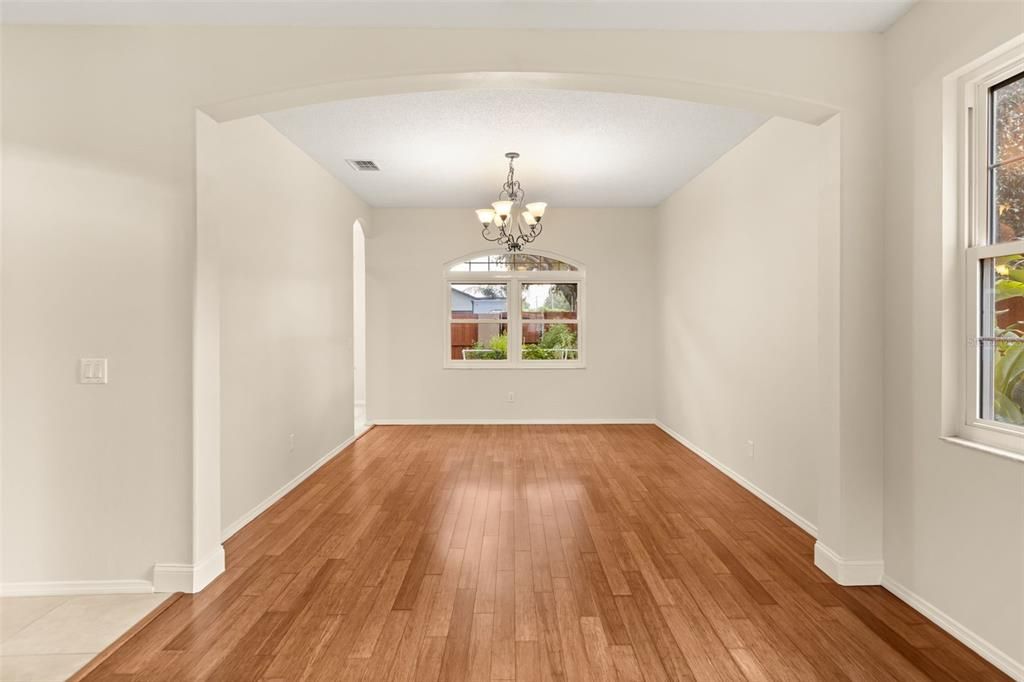 En Venta: $599,000 (4 camas, 2 baños, 2952 Pies cuadrados)
