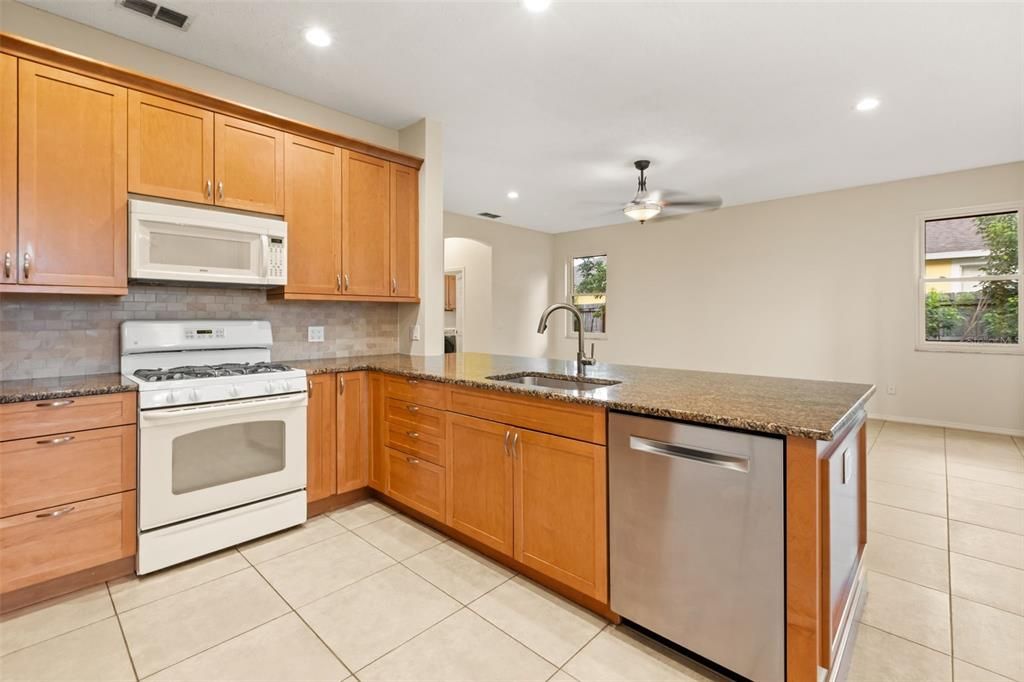 En Venta: $599,000 (4 camas, 2 baños, 2952 Pies cuadrados)