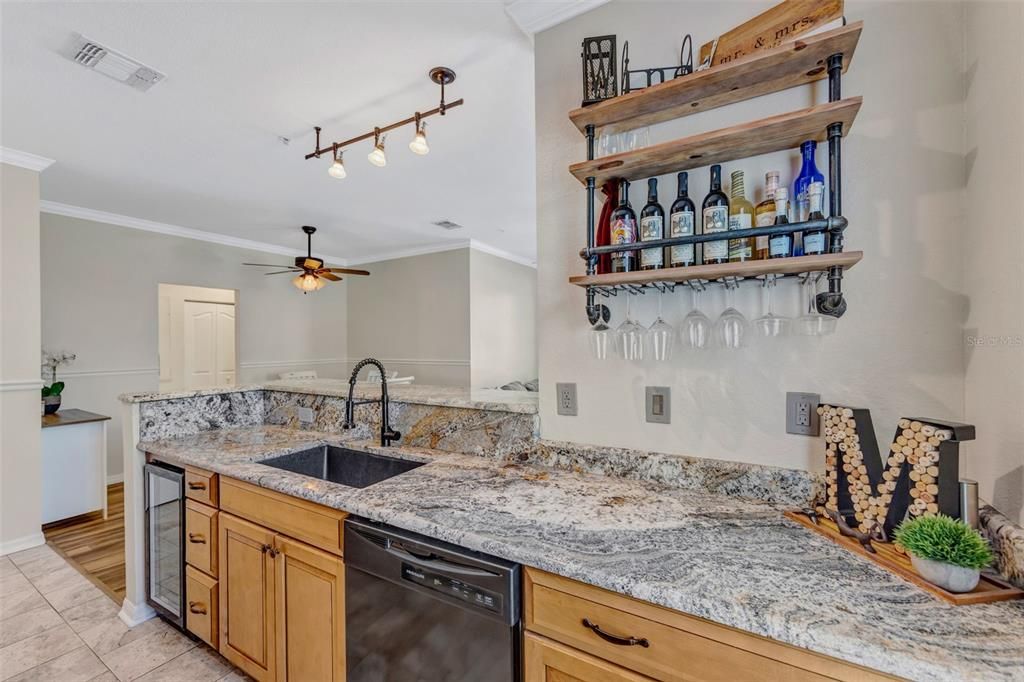 For Sale: $195,000 (1 beds, 1 baths, 780 Square Feet)