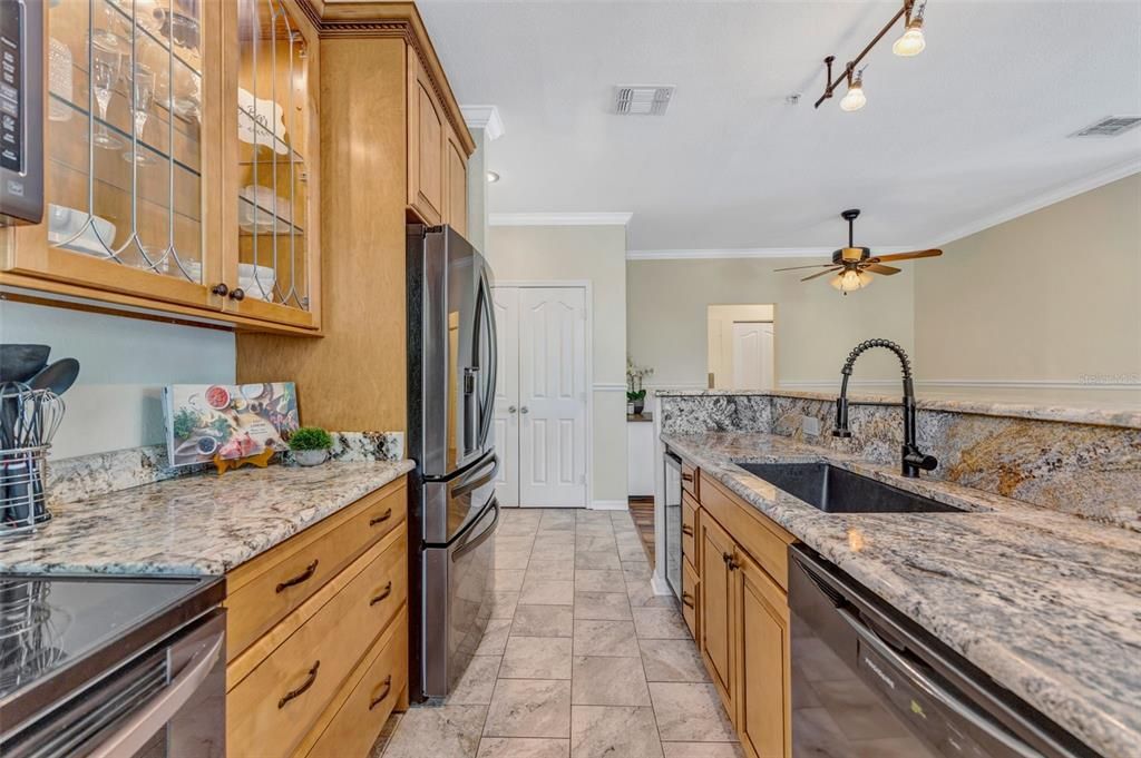 For Sale: $195,000 (1 beds, 1 baths, 780 Square Feet)