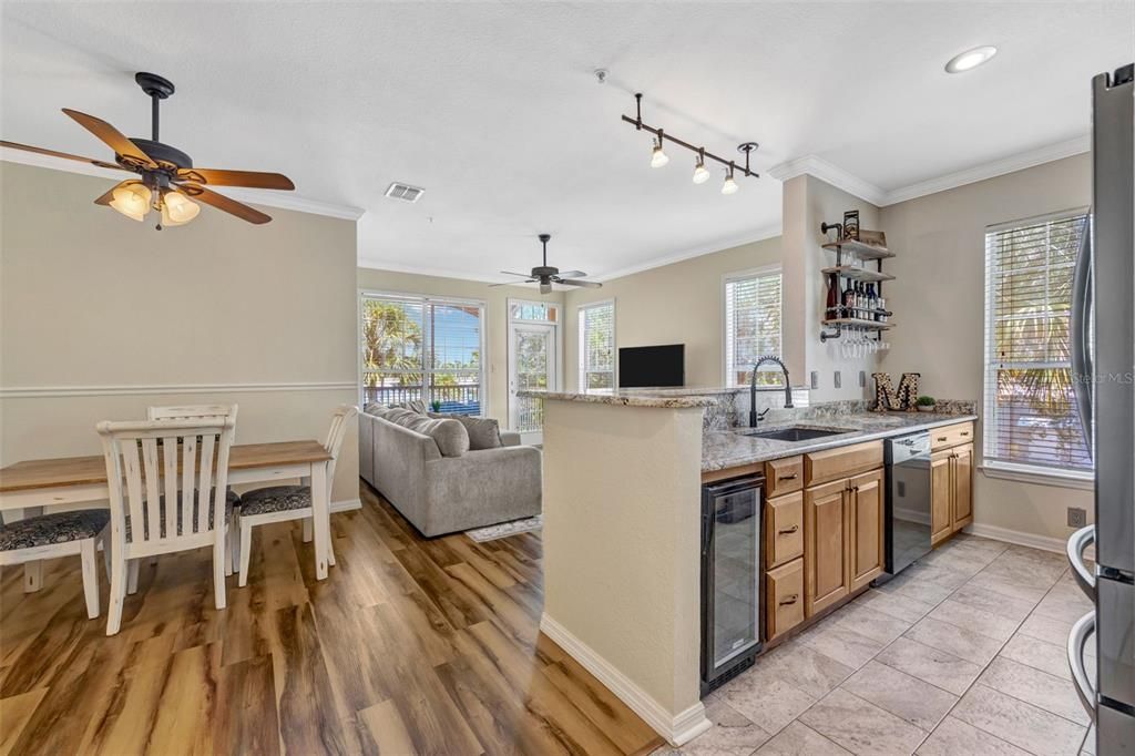 For Sale: $195,000 (1 beds, 1 baths, 780 Square Feet)