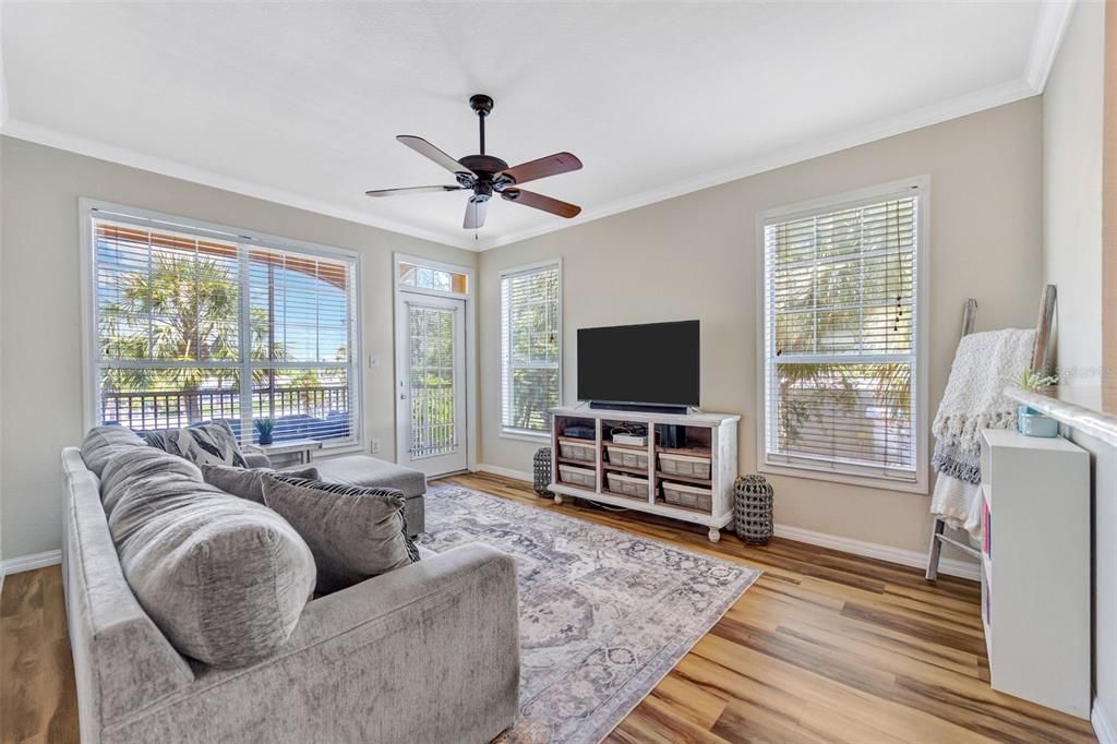 For Sale: $195,000 (1 beds, 1 baths, 780 Square Feet)
