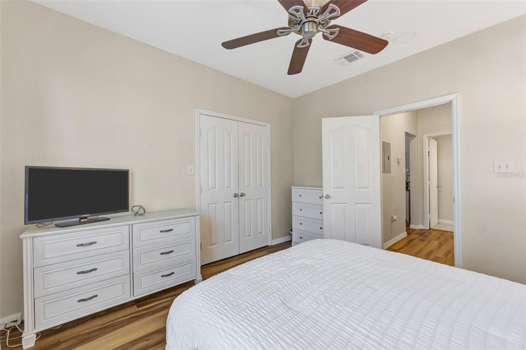 For Sale: $195,000 (1 beds, 1 baths, 780 Square Feet)