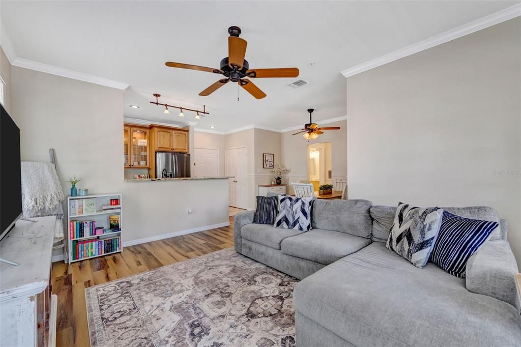 For Sale: $195,000 (1 beds, 1 baths, 780 Square Feet)